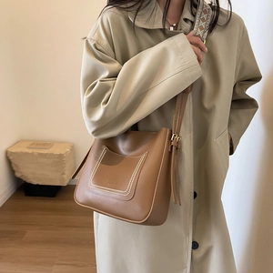 Sac seau en cuir marron avec fine bandoulière réglable et sangle large tissée de style ethnique