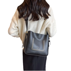 Sac seau chic en cuir PU noir avec rivets dorés et large bandoulière géométrique