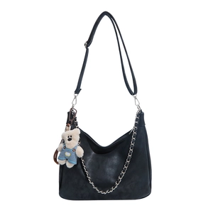 Grand sac hobo noir avec chaîne argentée et breloque ours en peluche en denim