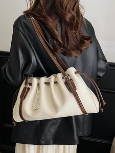 Chic pleated tote bag in off-white leather with brown straps and cute bear charm