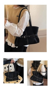 Gros plan du sac cabas noir avec surpiqûres blanches et boucle de ceinture décorative