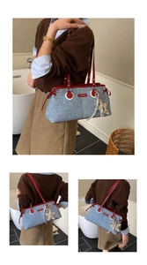 Detail der Jeans-Schultertasche mit rotem Lederbesatz und silbernem Sternanhänger