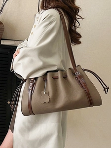 Retro pleated khaki tote bag in pebble leather with a stylish flower pendant charm