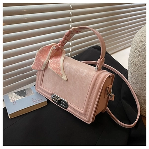 Detailansicht der rosa Handtasche mit herzgemustertem Seidenschal-Griff und Metallschloss