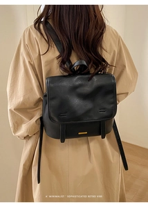 Zaino minimalista in pelle nera con trama vintage e dettaglio logo dorato elegante