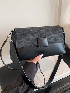 Minimalistische schwarze Umhängetasche aus Leder mit Prägung und silberner Schnalle