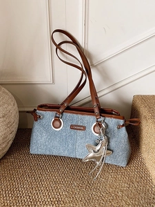Sac fourre-tout en denim bleu avec anses en cuir marron et pendentif étoile doré