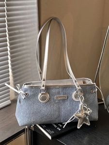 Sac à bandoulière Boston en denim bleu avec breloque étoile et garniture argentée