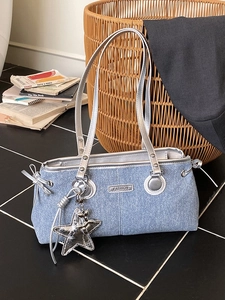 Sac à épaule en denim bleu clair avec bandoulières argentées et breloques étoile