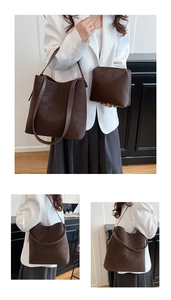 Dettaglio del set borsa tote marrone opaco con borsa a secchiello e pochette abbinata