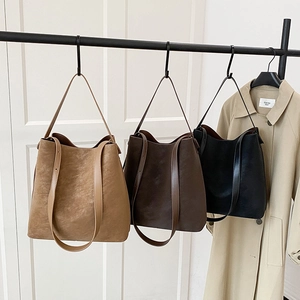 Borsa a secchiello Harajuku giapponese minimalista in finta pelle opaca marrone e nera
