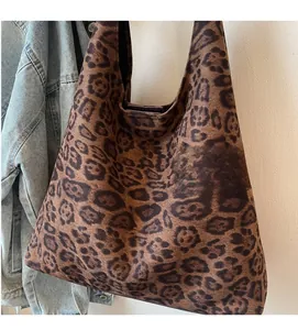 Dettaglio della borsa tote leopardata con morbida pelliccia sintetica e ampia capacità