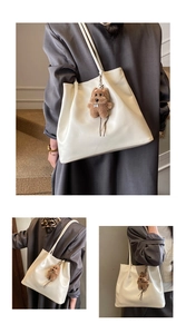 Collage einer cremeweißen großen Tragetasche mit braunem Plüsch-Hundeanhänger Accessoire