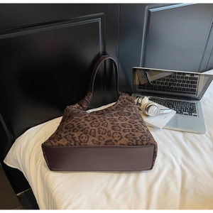 Détail du cabas léopard avec empiècements en laine synthétique et base en cuir marron