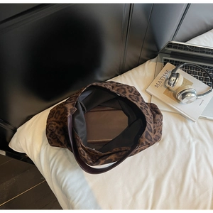 Vista dall'alto dell'ampio interno della borsa tote leopardata con tablet inserito