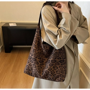 Détail du grand sac cabas à imprimé léopard avec bandoulière porté par un mannequin