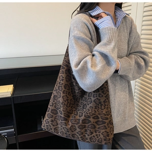 Gros plan d'un grand sac cabas à motif léopard porté à l'épaule pour un style urbain chic