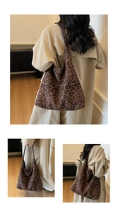 Dettagli di una grande borsa tote leopardata abbinata a un elegante trench coat kaki