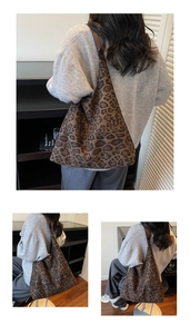 Dettaglio ravvicinato della trama leopardata e della grande capacità di questa borsa tote