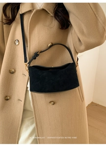 Vue détaillée du sac à main rétro en daim noir minimaliste avec boucles dorées