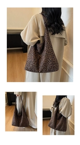 Dettaglio della borsa a spalla leopardata con grande capacità e texture in stile hobo