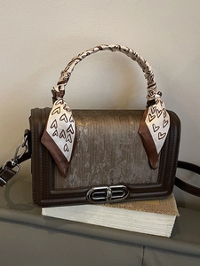 Braune Koffer-Handtasche mit Seidenschal-Griff und silbernem Drehverschluss für Damen