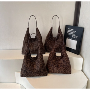 Dettaglio che mostra varie dimensioni di borse tote con stampa leopardata in studio