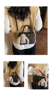 Sac à main mat marron foncé avec lapin en peluche montrant divers angles de portée