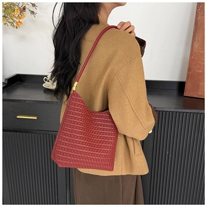 Makro-Detail der roten geflochtenen Hobo-Bag mit goldenen Metallbeschlägen