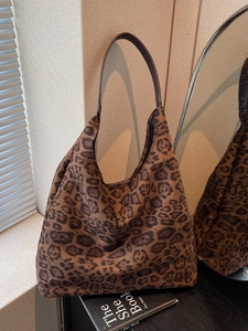 Grand sac fourre-tout léopard avec bandoulière en cuir pour les déplacements quotidiens