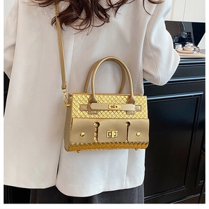 Détail du mini sac à main tissé or champagne avec fermoir métal et bandoulière