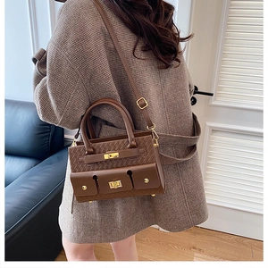 Détail du sac bandoulière marron vintage avec poches texturées et fermoirs métalliques