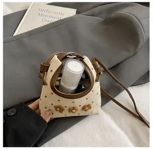 Binnenkant van mini canvas tas met stippen en ruimte voor cosmetica en lippenstift