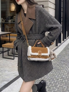 Dettaglio della borsa a tracolla in pelle scamosciata marrone con bordi in peluche