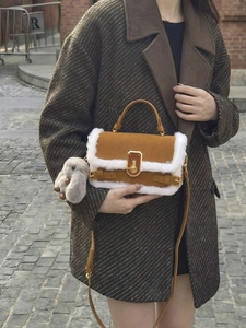 Dettaglio borsa a tracolla vintage in pelle scamosciata con bordo in shearling e coniglio