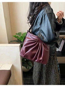 Détail du sac cabas plissé bordeaux montrant la texture du cuir et le style rétro chic
