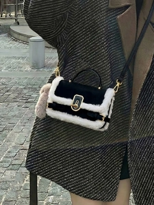 Dettaglio della borsa a tracolla in pelle nera e patchwork di pelliccia bianca con fibbia