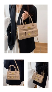 Détail du sac à main kaki en similicuir tressé avec fermoirs en métal doré et sangle
