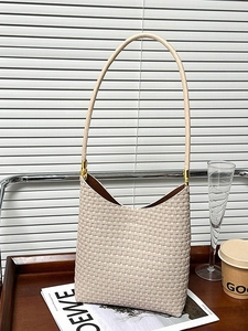 Minimalistische beige gewebte Hobo-Umhängetasche in Halbmondform mit Golddetails