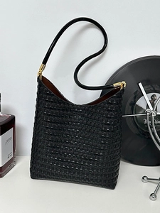 Schwarze gewebte Retro-Tragetasche mit runden Lederriemen und goldenen Metalldetails