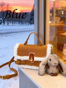 Dettaglio borsa a tracolla marrone in finto scamosciato con bordo in peluche e ciondolo