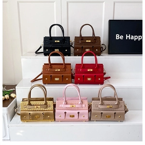 Détail de sacs à main en cuir tendance en plusieurs couleurs avec fermoirs rotatifs