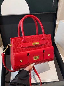 Sac à main rouge en cuir tressé avec doubles poches avant et fermoir doré chic