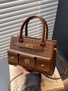 Sac à main marron à texture tressée avec fermoir doré et bandoulière réglable