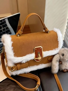 Borsa a tracolla in pelle scamosciata marrone con finiture in ecopelliccia e charm