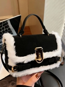 Elegante borsa in finta pelle scamosciata nera con bordo in ecopelliccia bianca
