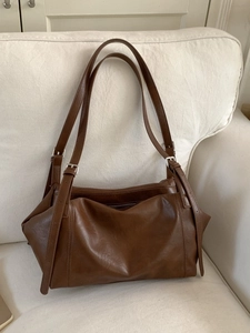 Minimalist brown vintage tote bag in textured PU leather with adjustable shoulder straps