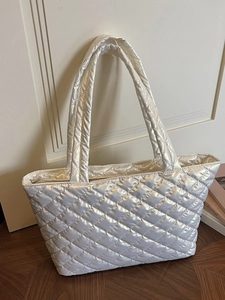 Metallic silver quilted tote bag with diamond pattern and large capacity for commuting