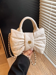 Sac bandoulière matelassé élégant avec nœud et détail fleuri doré en blanc crème