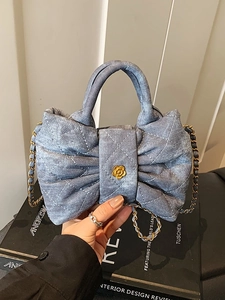 Sac à main en jean bleu clair en forme de nœud avec matelassage et chaîne dorée